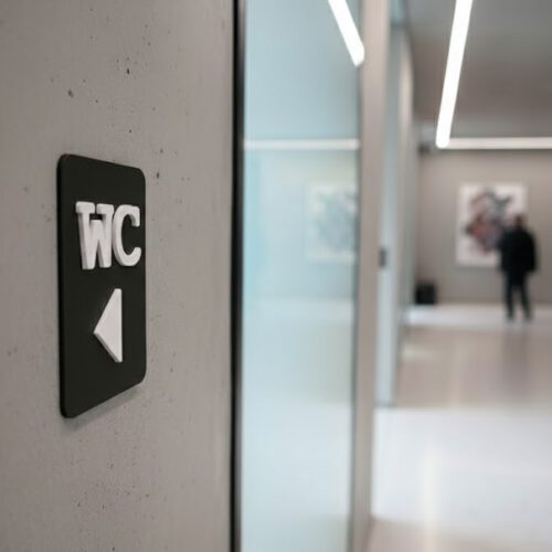 WC Schild links Schwarz weiß