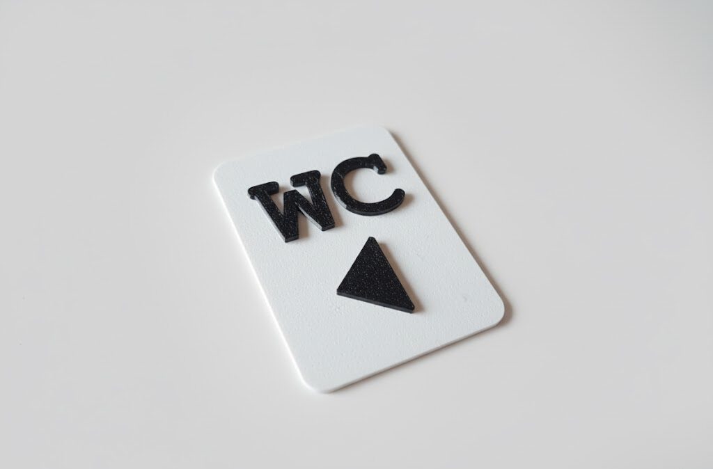 WC Schild links closeup