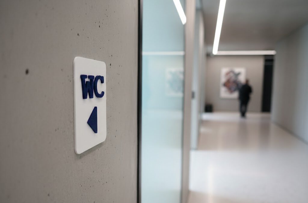 WC Schild links weiß blau